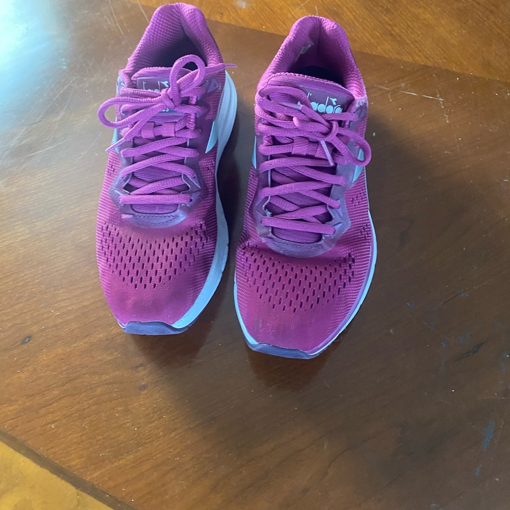 Diadora women mythos blushield
